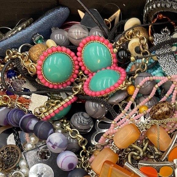 Vintage To Modern Jewelry & Small Accessories Lot Wear Craft Repair Repurpose - Picture 4 of 8
